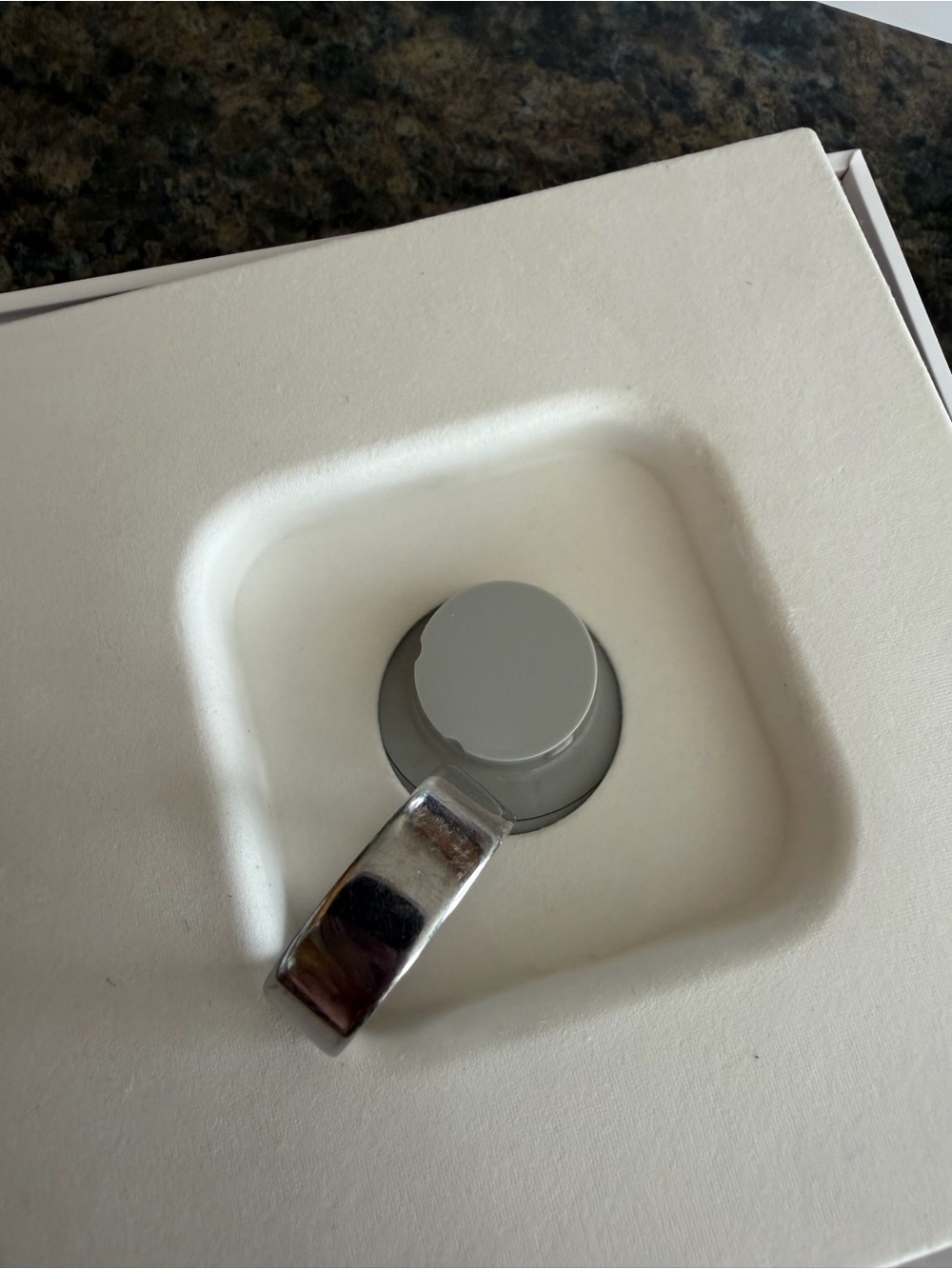 Oura Silver size 8 comes with one charger